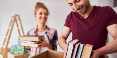 Książkoholik i przeprowadzka – jak pakować książki i zorganizować biblioteczkę w nowym miejscu?